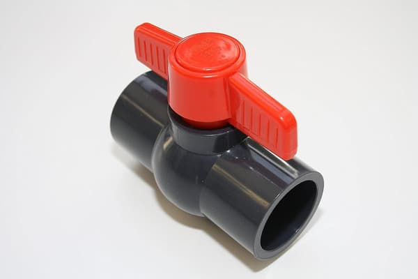 Kulventil 32 mm med 2 limmade PVC-muffar, U 10 bar