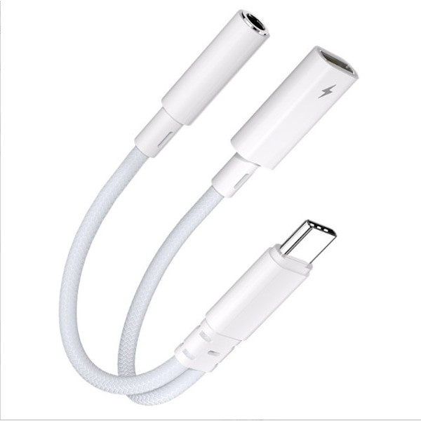 AA10-B2P15 USB-C - 3,5 mm sovitin, tukee PD-latausta.