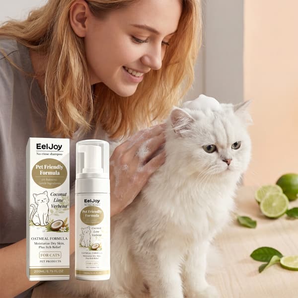 No-rinse shampoo til katte: Renser lugte, efterlader pelsen glat og frisk.