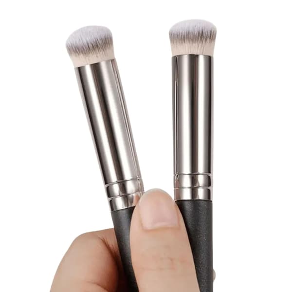 Under Eye Concealer Makeup Brush, Vinklet Kosmetikbørste til Blending, Concealing, Contouring Makeup, Sort