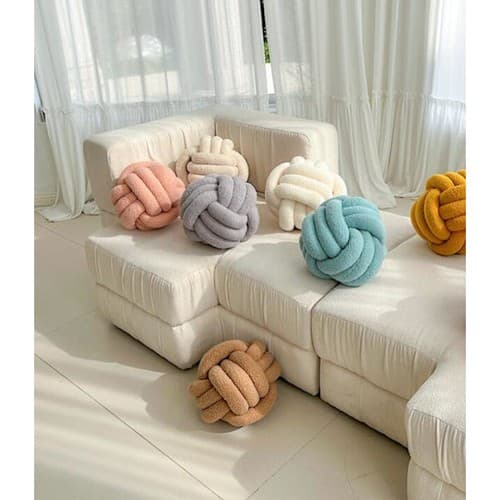 Håndvevd lammull pom-pom pute, hvit, 28 cm