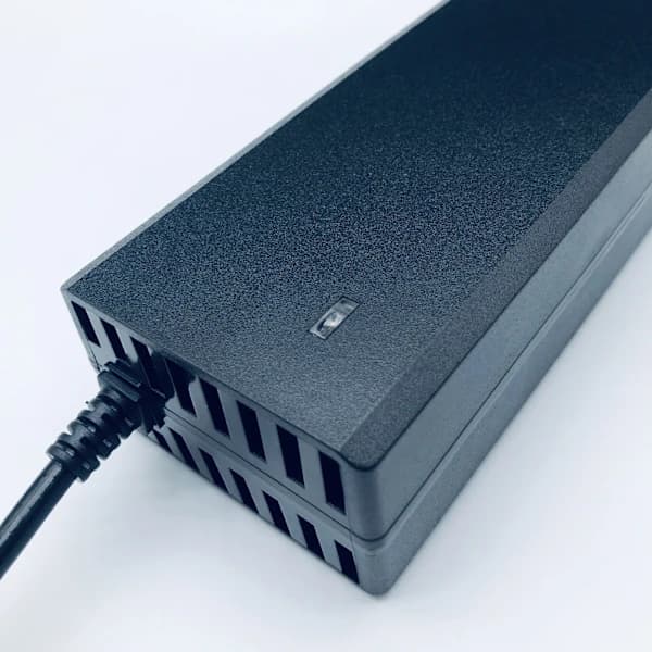 【jia】DC 54.6V/2A strømadapter 5.5mm plugg litiumbatterilader 100‑240V