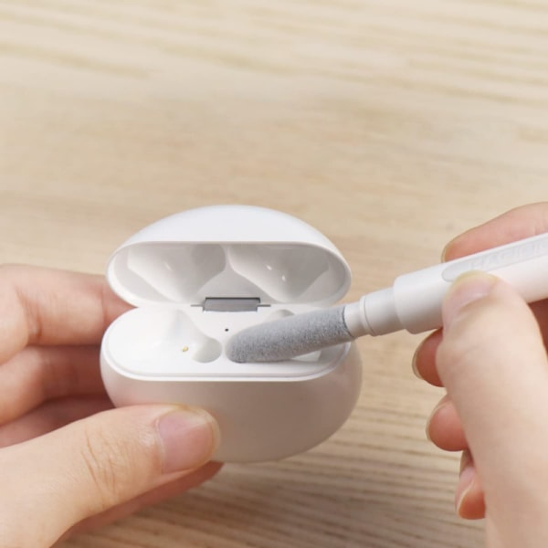 Airpods 3 in 1 Rengöringsverktyg Rengör dina Airpods eller hörlurar effektivt med detta 3 i 1 verktyg för alla delar av dina enheter.