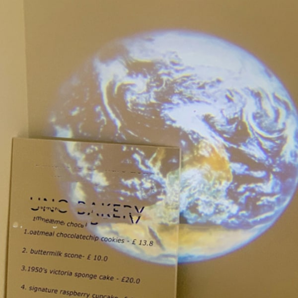 Stjerneprojeksjonslampe med justerbar rotasjonshastighet og lysstyrke, romantisk planetprojeksjons nattlys med USB-kontakt, jordmønster