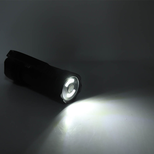 Outdoor Bärbar LED Handlampa Ficklampa Fyra Färger Byt för Nattfiske Vandring Inbyggt Batteri USB Laddning svart