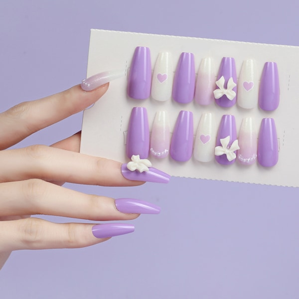 Nya handburna naglar - 30 långa trapetsformade nagelplåster - 7 stycken nagelverktyg i neutral förpackning.