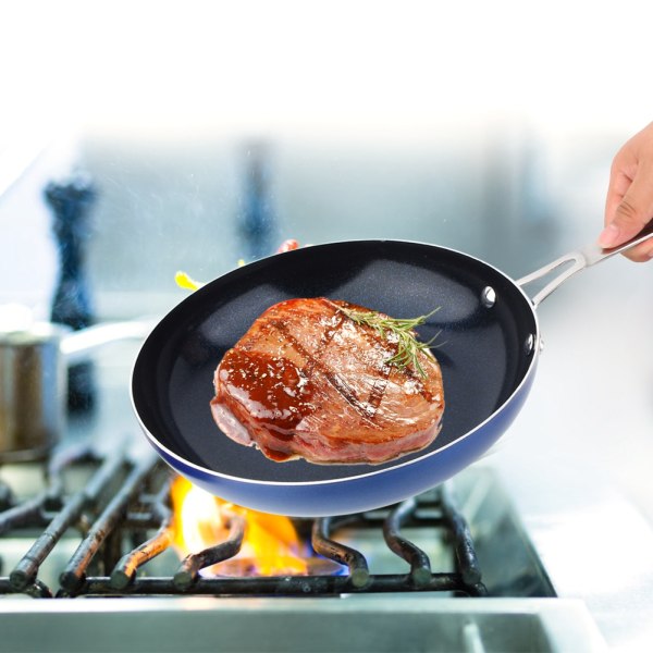 Stekpanna med non-stick keramisk beläggning och platt botten