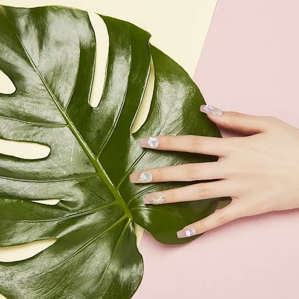 Kortare Press-on Naglar Medium Kista Nagelkonst med 3D Lyxig Design Återanvändbara Falska Naglar 10st med Relaterat Nagelset 4 Storlekar