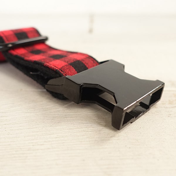 Plastklämma krage med spännen - Buffalo plaid svart/röd