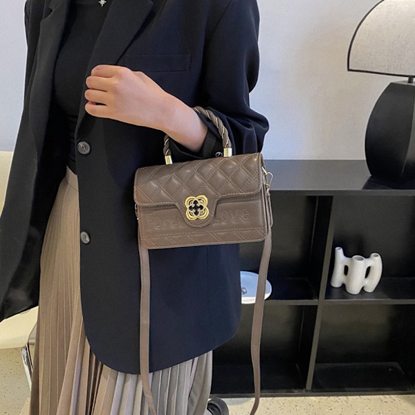 Liten quiltet crossbody-veske og håndveske med klaff og kjede-skulderstropp for kvinner
