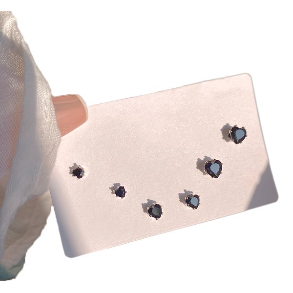 Små örhängen med stift i söt skolpojkestil i silver