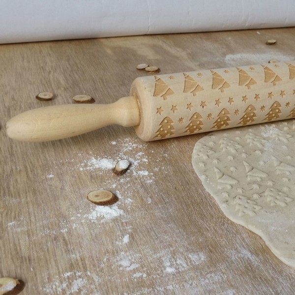 Kökets kavel för bröd och kakdeg med träskärning