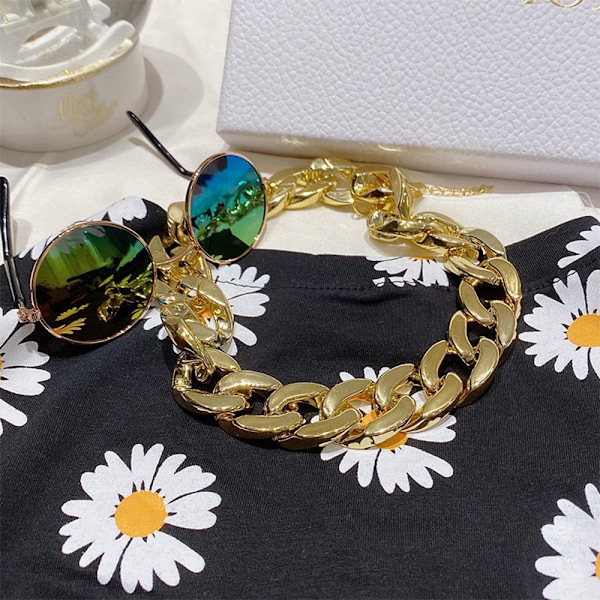Halsband i guld till hundvalpar, modeaccessoar för pitbullhundar