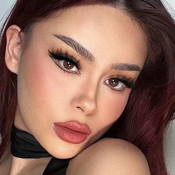 En låda med 7 par falska ögonfransar i imitationssabelpäls, 8D, böjda, tjocka, för scenmakeup