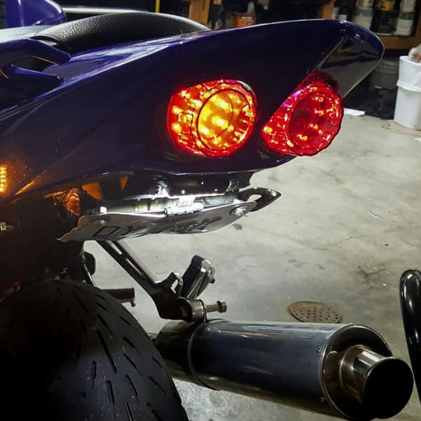 Bageste motorcykel med universel LED, blinkende, dobbelte trailerlys, bremselys, nummerpladeholder