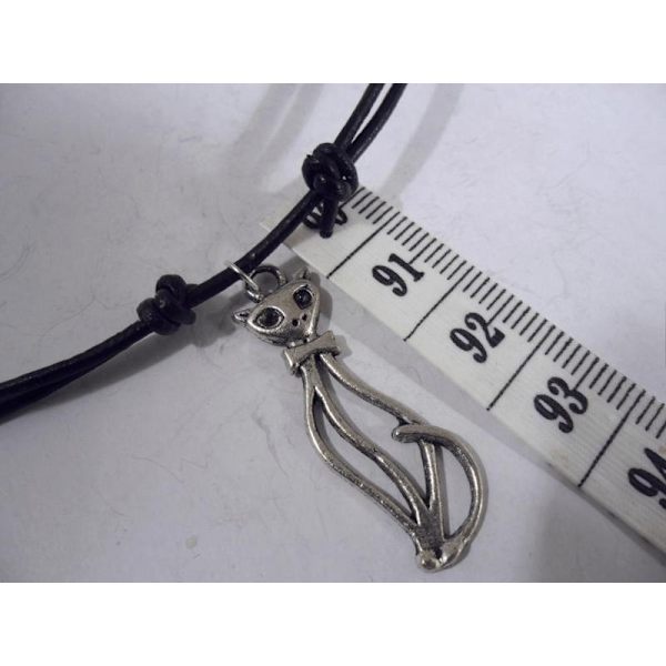 Handknuten Ställbar svart läder halsband med  kattformad hänge