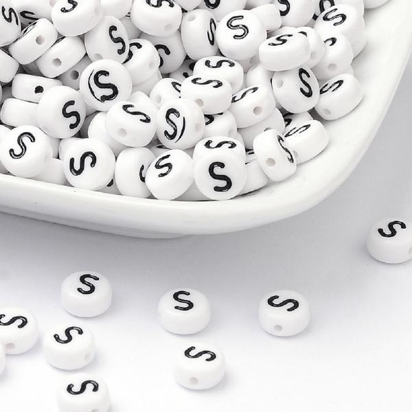 100 stk Hvide bogstavperler "S" i akryl med sort tekst