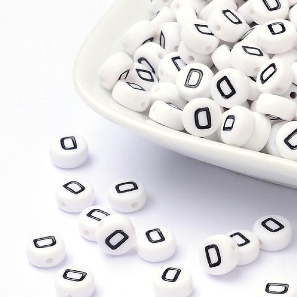 100 st Vita bokstavspärlor "D" i acryl med svart text
