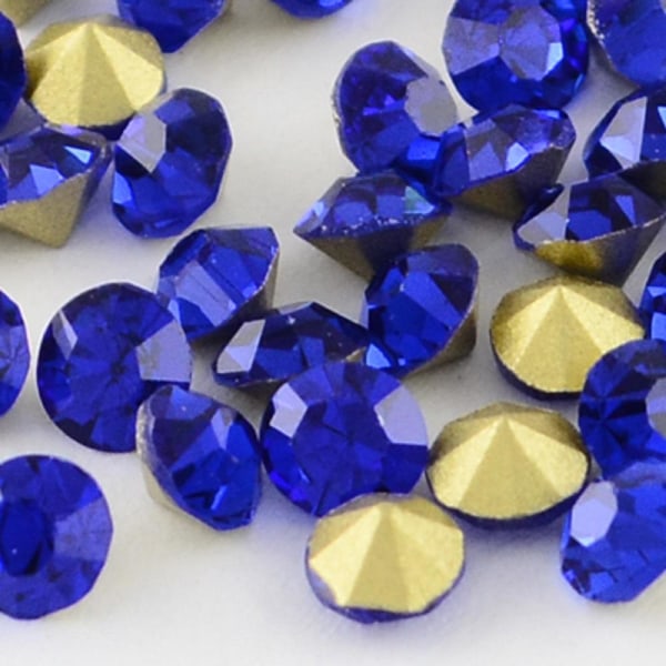 25 Caprin sinistä kartiomaista Swarovski kristallia upotekoristeelle Ø 6 mm.