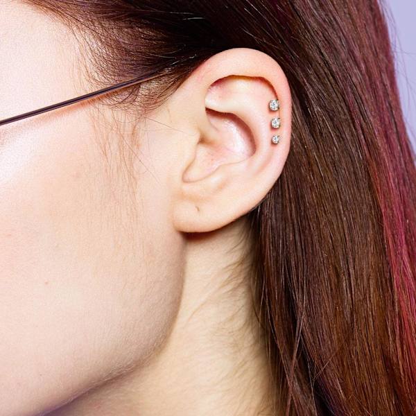 Note 3 Tragus/bruskpiercing med 3 mm.CZ i titan IP stål