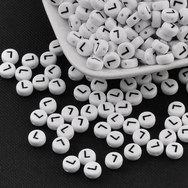 100 st Vita bokstavspärlor "L" i acryl med svart text