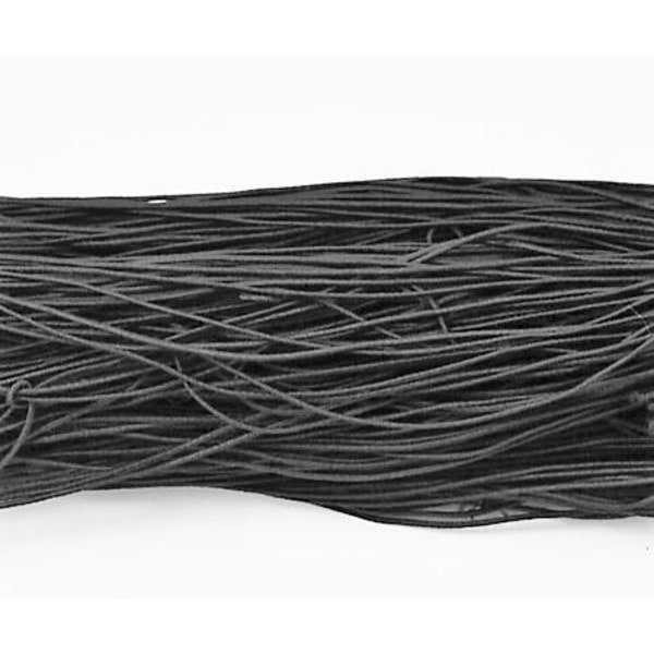 Ca 25 mt. Sort stoffkledd elastisk tråd 1 mm. Ø i diameter