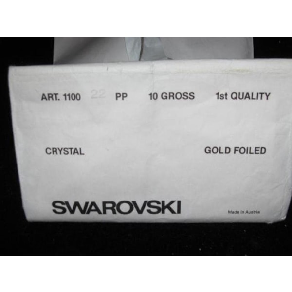 200 Valkoista kartiomaista Swarovskin kristallia upotettaviksi Ø 2 mm.