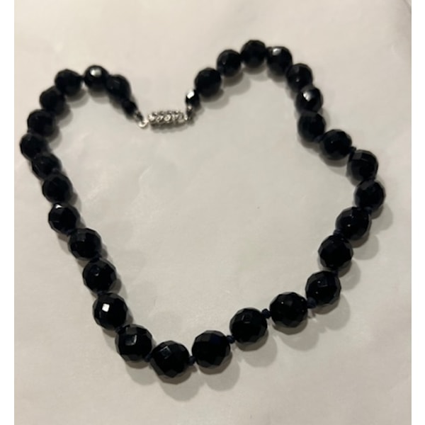 Vintage Jablonext 40 cm. lång Halsband med Svarta Fasettslipate  kristaller