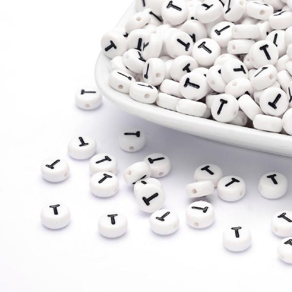100 st Vita bokstavspärlor "T" i acryl med svart text