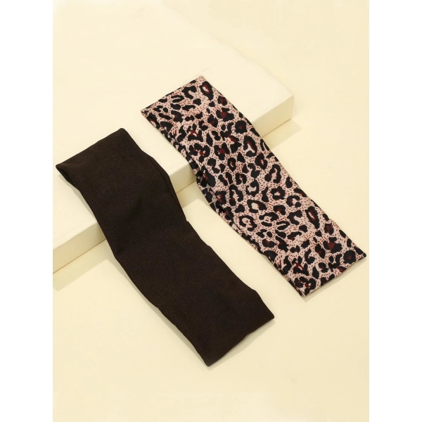 2 Stretch-hårbånd i polyester C:a 6 x 20 cm. 1 sort 1 leopard