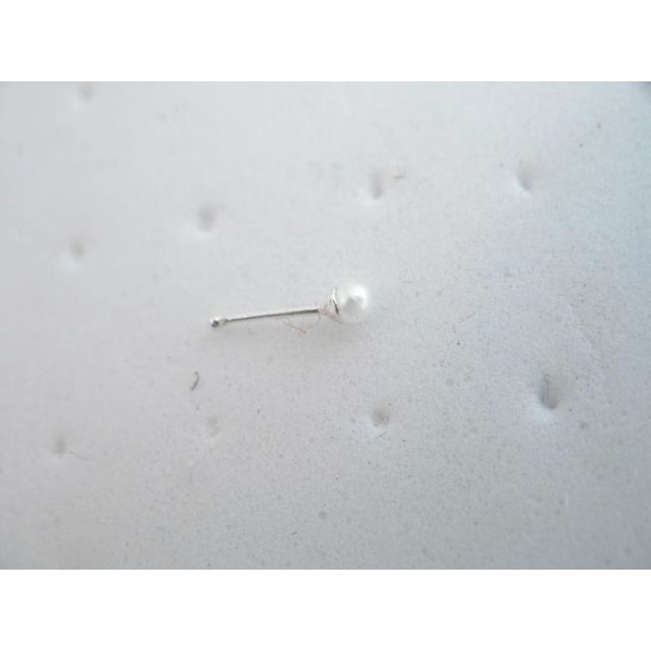 1 stk. Nesepiercing i sølv med 2 mm. hvit perle (kule)