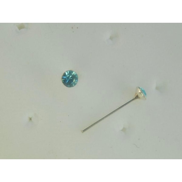 1 st. Näspiercing i silver med  2mm. Aquamarine kristall(r)