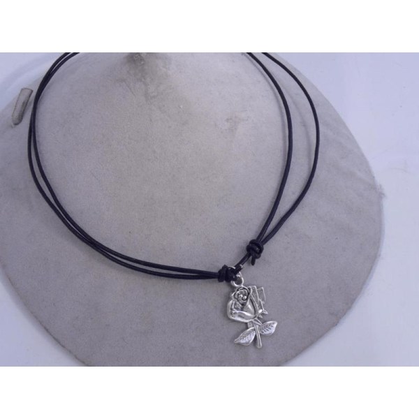 Ställbar läder halsband med rosformad hänge 1 svart