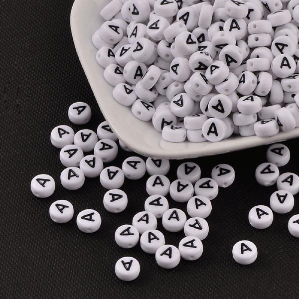 100 st Vita bokstavspärlor "A" i acryl med svart text