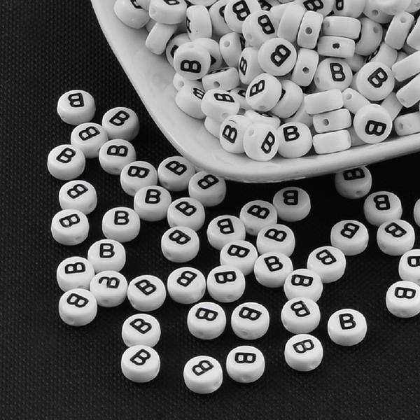 100 valkoista kirjainhelmeä "B" akryylia mustalla tekstillä