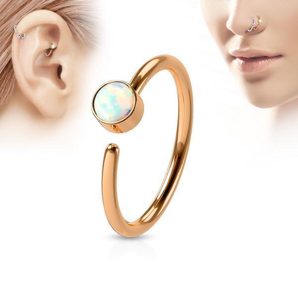 Piercingring i IP-belagt 316L kirurgisk stål med White Opal 4 Rainbow