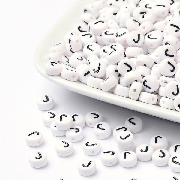 100 kpl Valkoisia akryylikirjahelmiä "J" mustalla tekstillä
