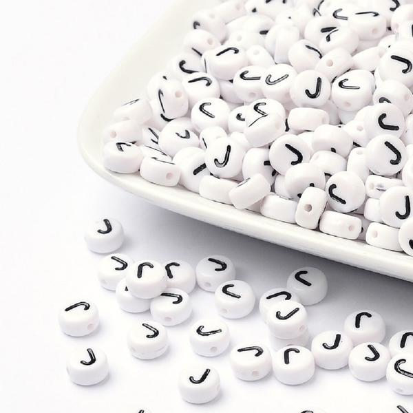 100 stk Hvide bogstavperler "J" i akryl med sort tekst
