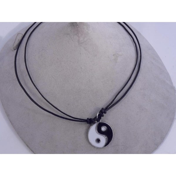 Ställbar svart läder halsband med Yn-Yang hänge i tibet silver