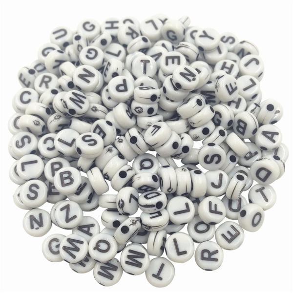 100 st Vita bokstavspärlor i acryl  svart text 7x4mm hål 1mm A-Z C