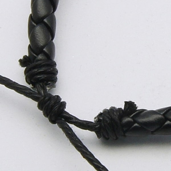 Håndlaget armbånd med svart rundt flettet skinn