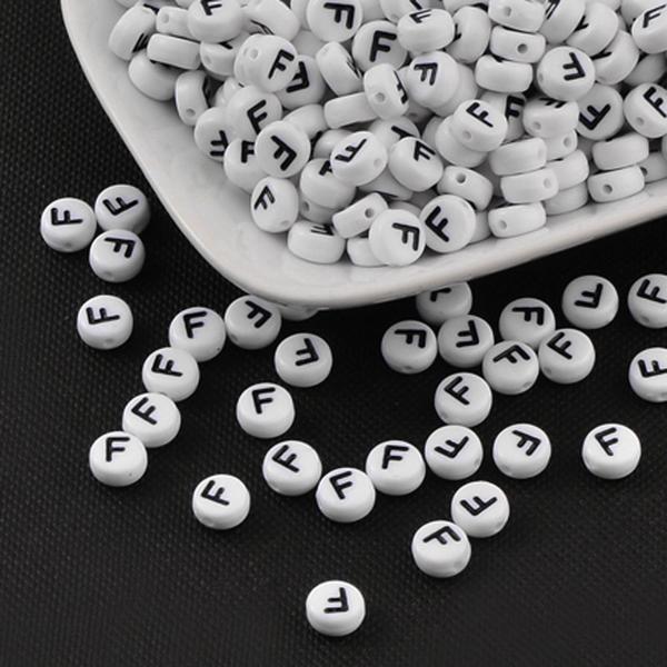 100 st Vita bokstavspärlor "F" i acryl med svart text