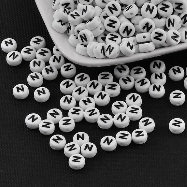 100 st Vita bokstavspärlor "N" i acryl med svart text