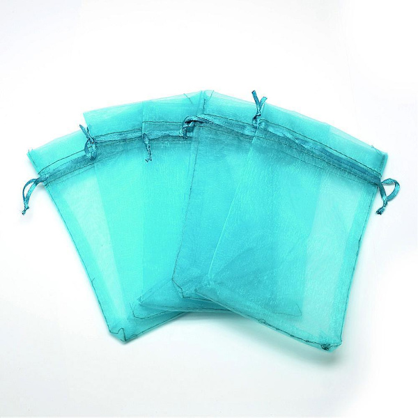 50 st. Handsydda Turkos organza påsar c:a 7 x9 cm.