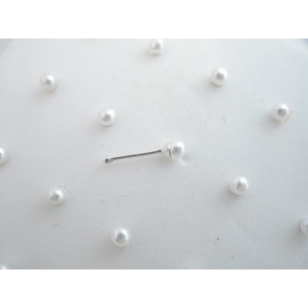 1 stk. Nesepiercing i sølv med 2 mm. hvit perle (kule)
