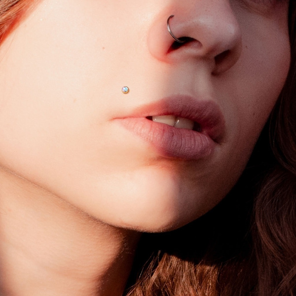 Gängad Labret piercing med 4 mm skimrande Rosa sten , 6 mm lång. TitaniumGrey Titan/ Rosa  sten