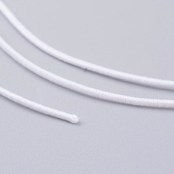 Rulle med  c:a 24-27 mt Vit nylonklädd elastisk tråd 0,8 mm