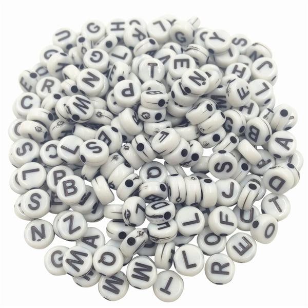 100 st Vita bokstavspärlor i acryl  svart text 7x4mm hål 1mm A-Z L