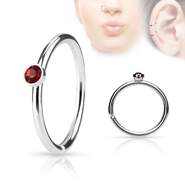 Piercing ring i 316L kirurgisk stål med røde cubic zirconia
