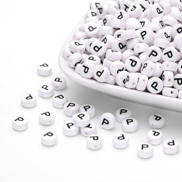 100 st Vita bokstavspärlor "P" i acryl med svart text